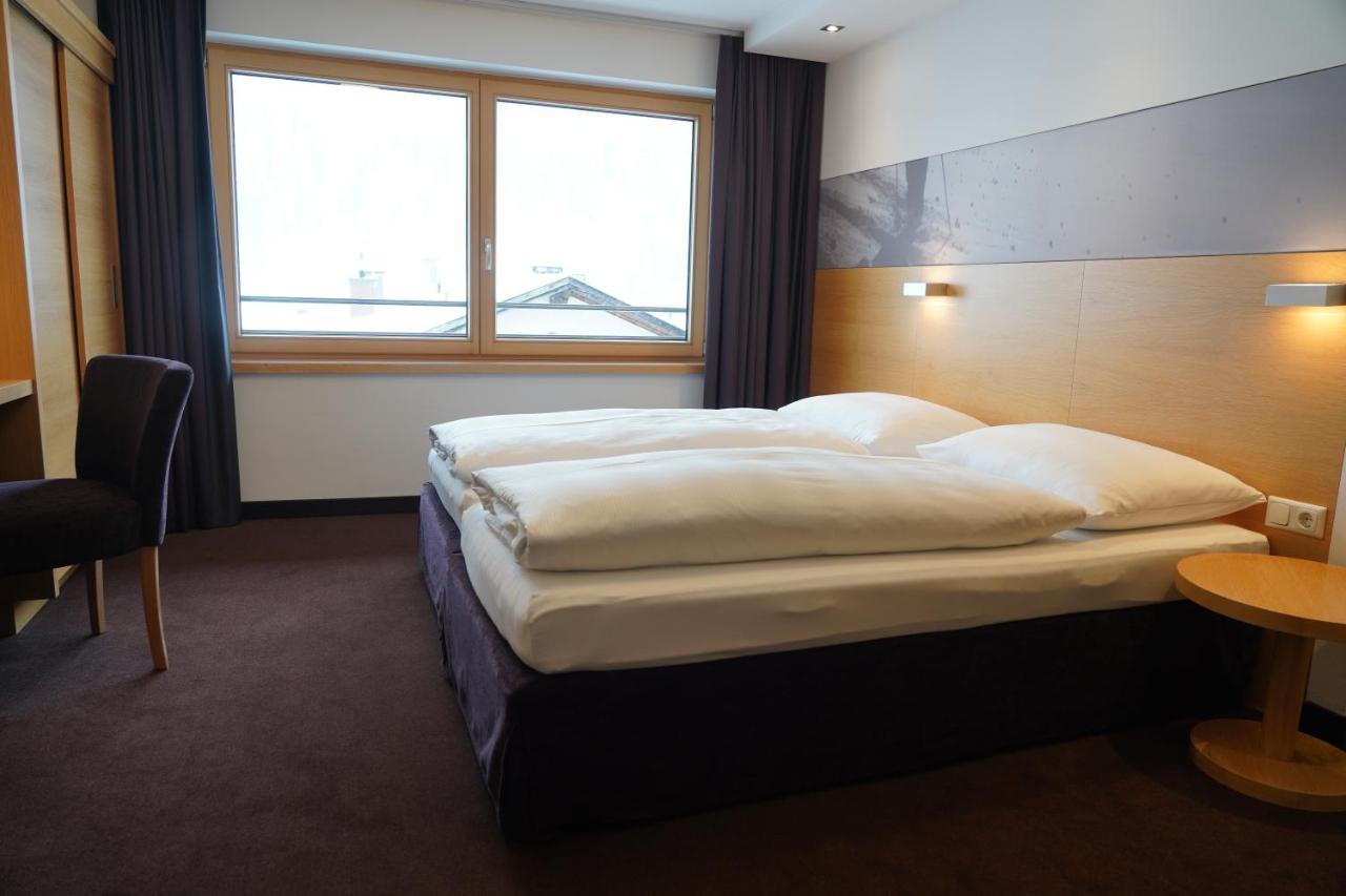 Quality Hosts Arlberg - Hotel Goldenes Kreuz B&B サンクト・アントン・アム・アールベルク エクステリア 写真