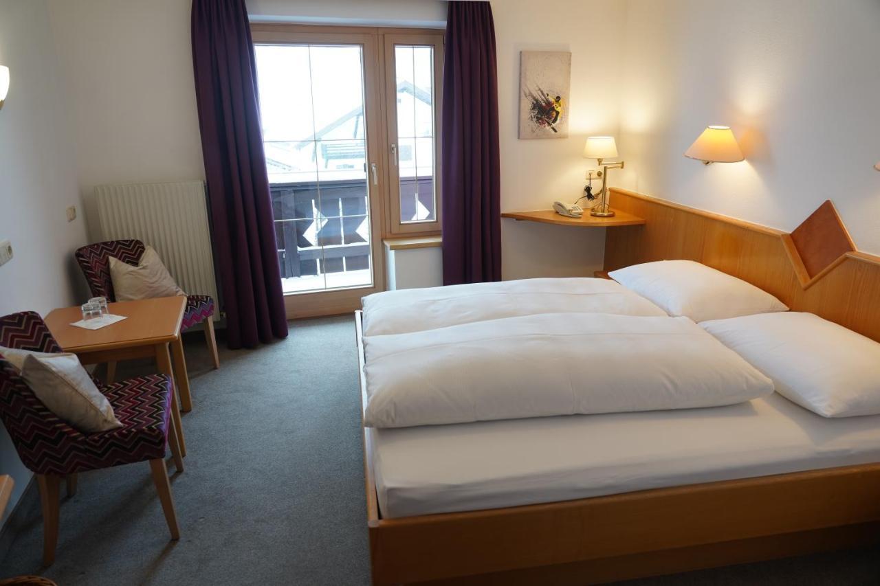 Quality Hosts Arlberg - Hotel Goldenes Kreuz B&B サンクト・アントン・アム・アールベルク エクステリア 写真