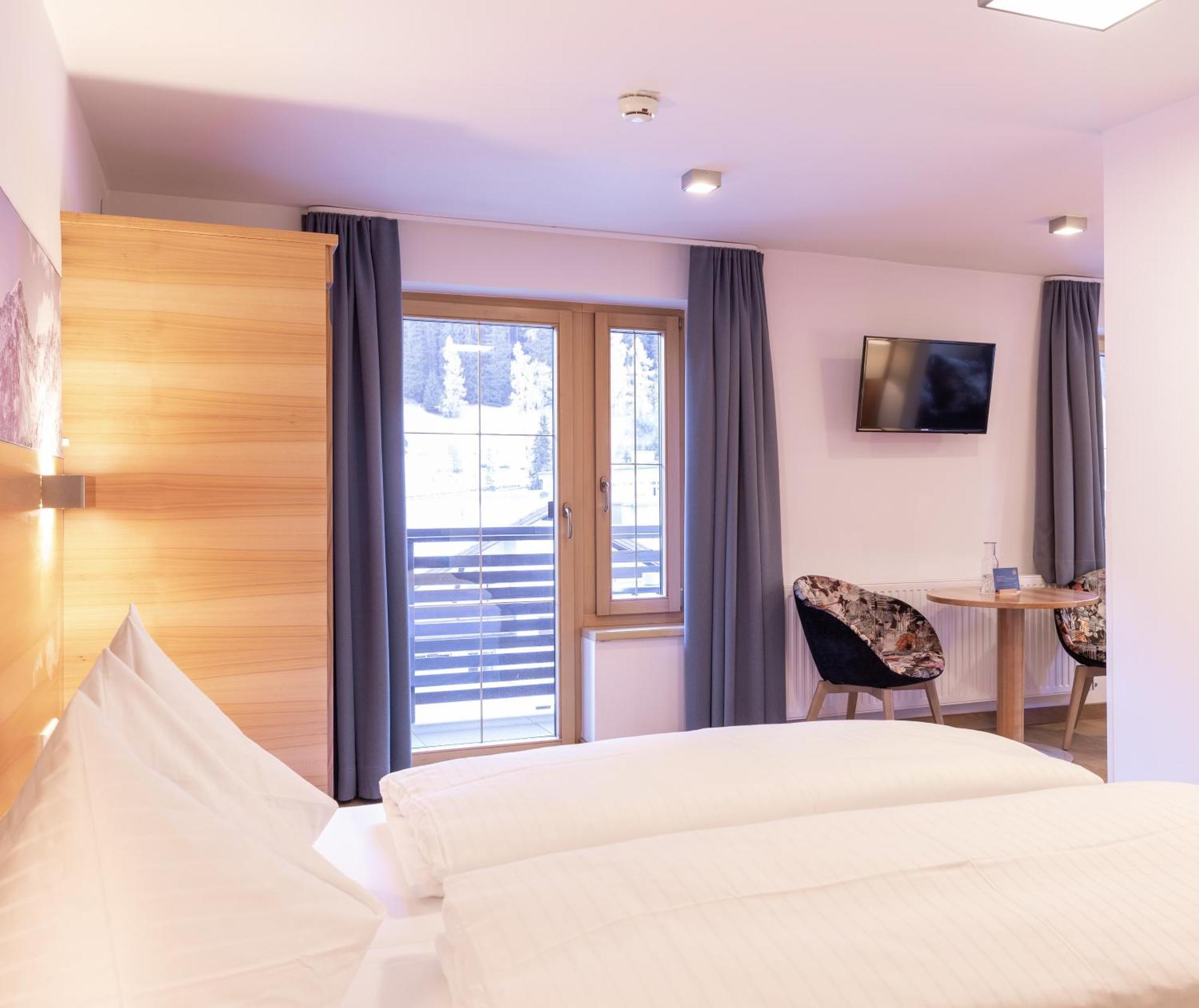 Quality Hosts Arlberg - Hotel Goldenes Kreuz B&B サンクト・アントン・アム・アールベルク エクステリア 写真