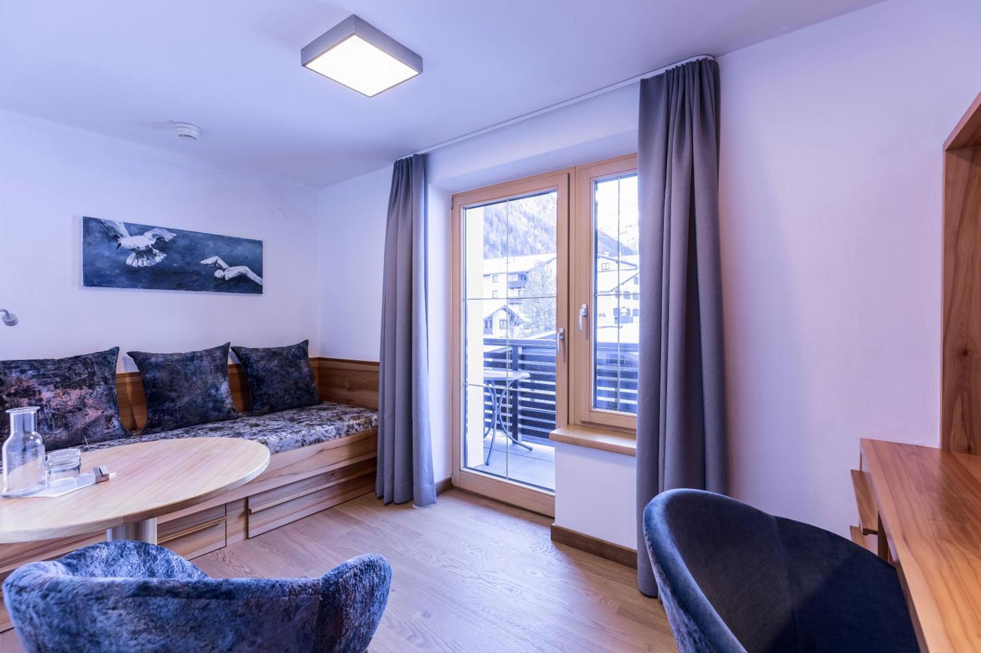 Quality Hosts Arlberg - Hotel Goldenes Kreuz B&B サンクト・アントン・アム・アールベルク エクステリア 写真