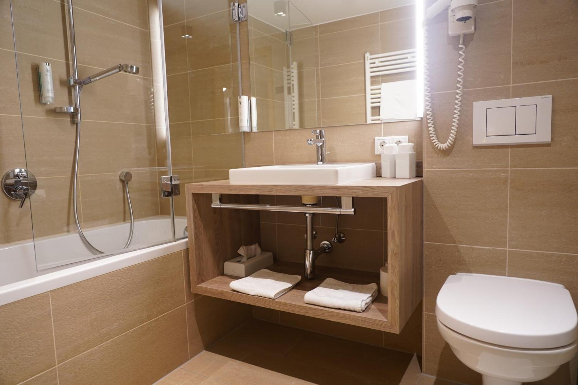 Quality Hosts Arlberg - Hotel Goldenes Kreuz B&B サンクト・アントン・アム・アールベルク エクステリア 写真