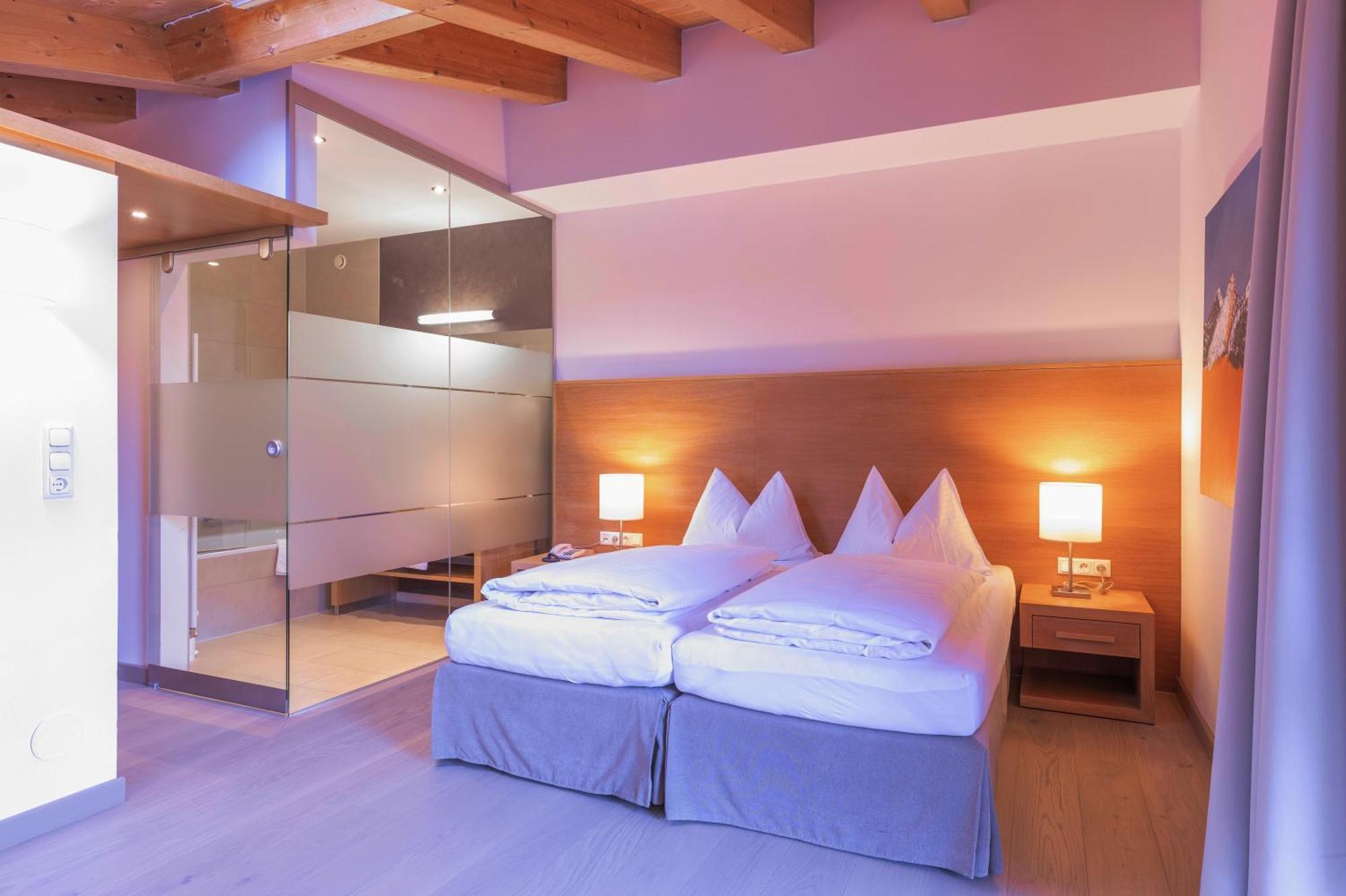 Quality Hosts Arlberg - Hotel Goldenes Kreuz B&B サンクト・アントン・アム・アールベルク エクステリア 写真