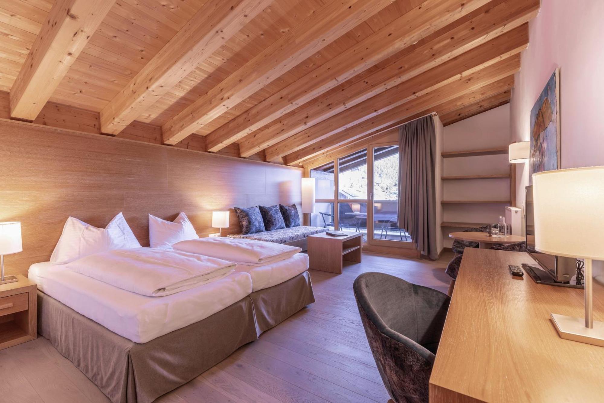 Quality Hosts Arlberg - Hotel Goldenes Kreuz B&B サンクト・アントン・アム・アールベルク エクステリア 写真