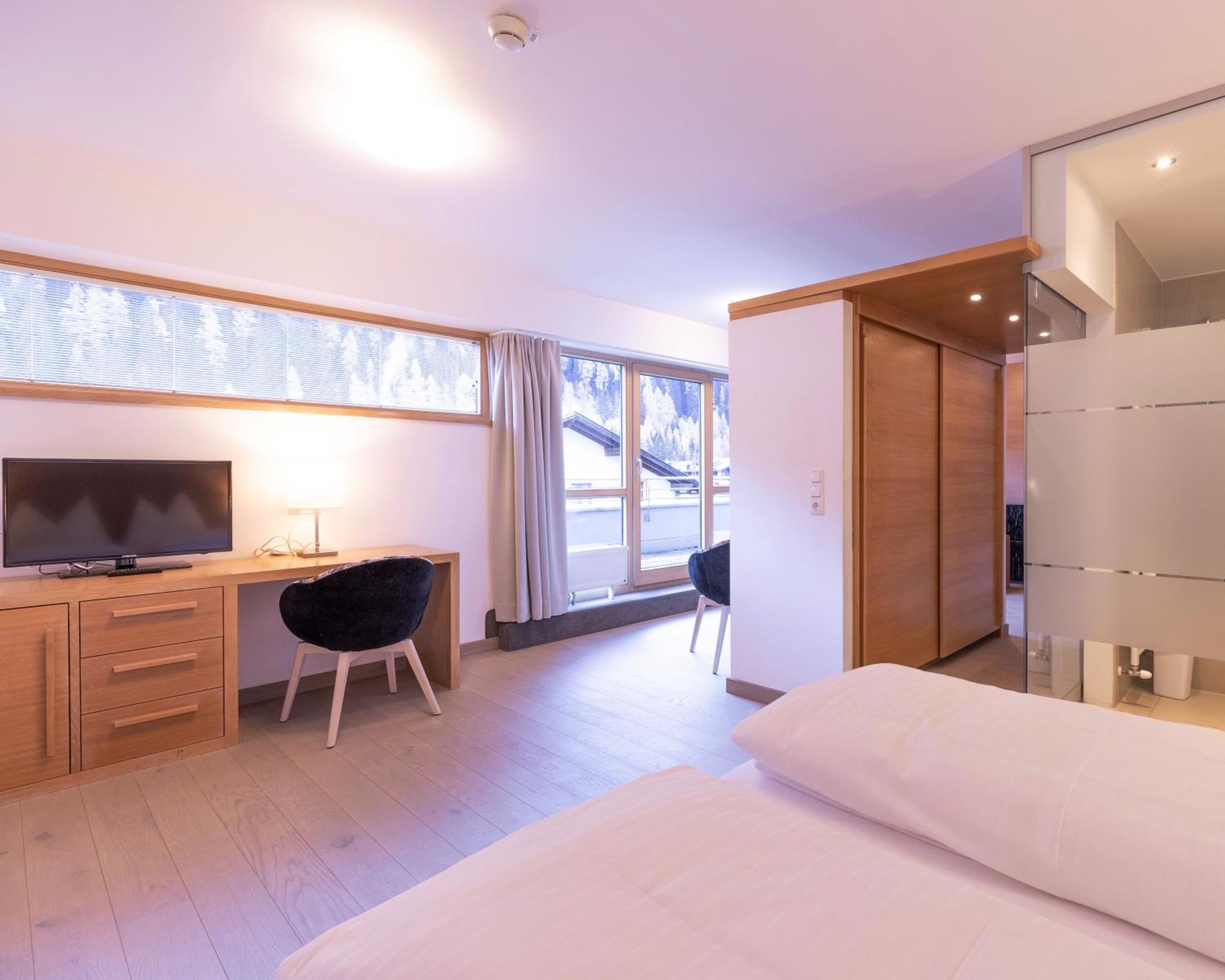 Quality Hosts Arlberg - Hotel Goldenes Kreuz B&B サンクト・アントン・アム・アールベルク エクステリア 写真