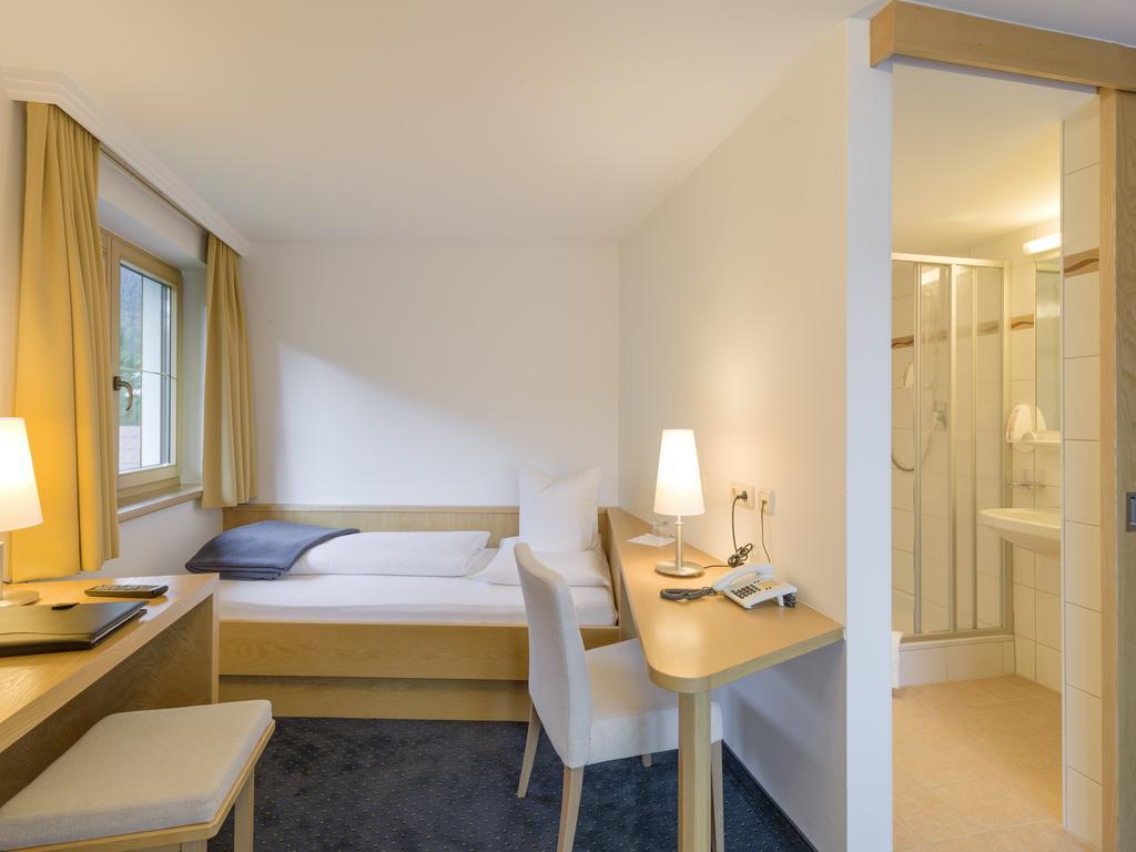 Quality Hosts Arlberg - Hotel Goldenes Kreuz B&B サンクト・アントン・アム・アールベルク 部屋 写真