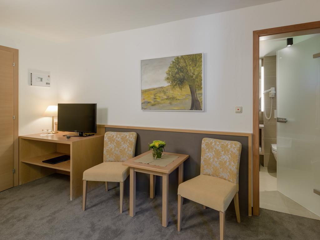 Quality Hosts Arlberg - Hotel Goldenes Kreuz B&B サンクト・アントン・アム・アールベルク 部屋 写真