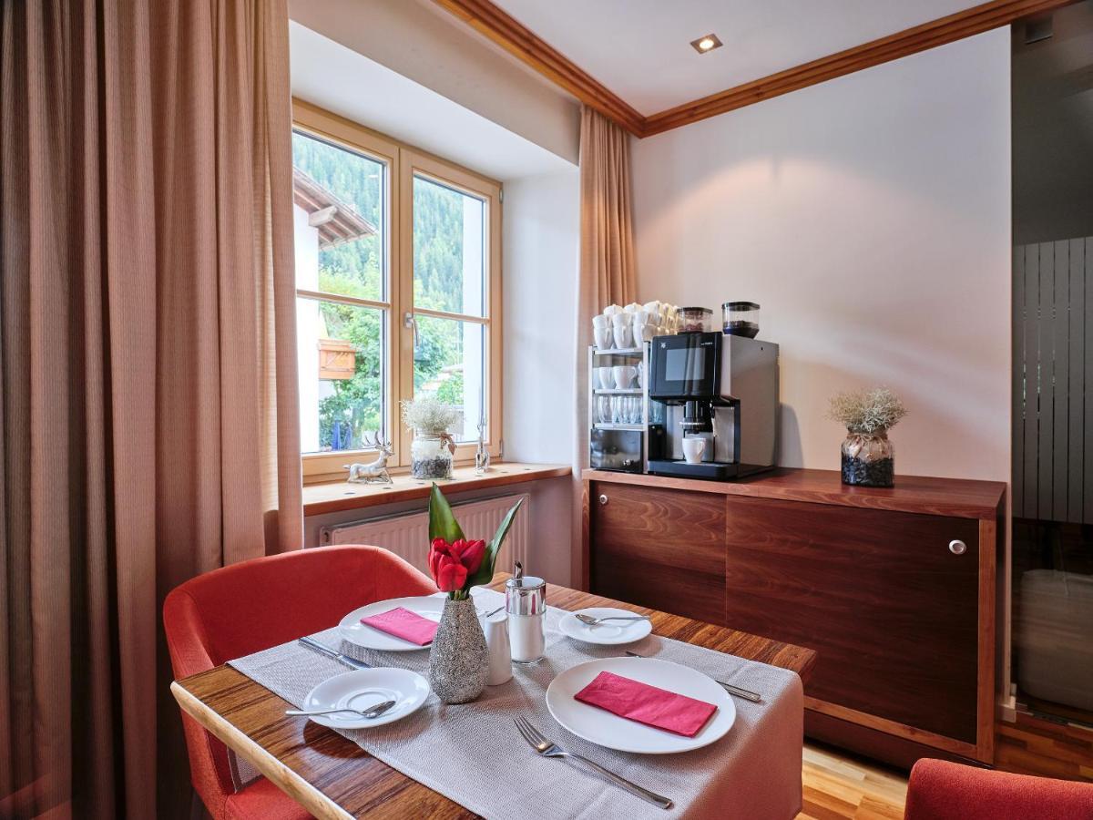 Quality Hosts Arlberg - Hotel Goldenes Kreuz B&B サンクト・アントン・アム・アールベルク エクステリア 写真