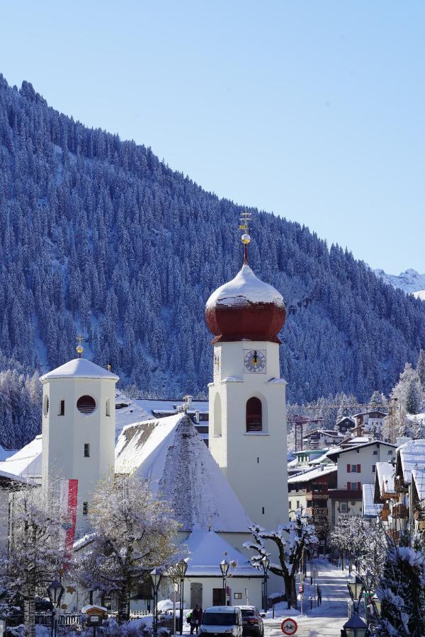 Quality Hosts Arlberg - Hotel Goldenes Kreuz B&B サンクト・アントン・アム・アールベルク エクステリア 写真